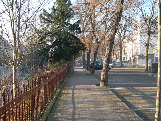 Grille du parc longeant le parking du boulevard Gambetta